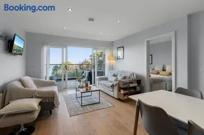 Avocet 2 Luxury Apartment with Pool and Parking - Image 2