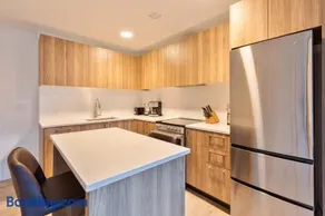 Private Modern Apt with Kitchen - Image 4