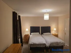 3 Cosy Bedrooms in a House 6 people - Image 2