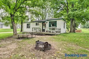Lovely Lake Cabin: Boat Rentals & On-Site Bar - Image 1