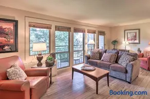 Bend Condo w/ Deck, Resort-Style Amenities & Views - Image 3