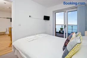 Avocet 2 Luxury Apartment with Pool and Parking - Image 4