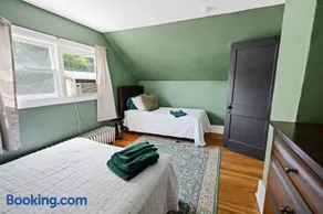 4-Bedroom Downtown Main St , great location! - Image 3