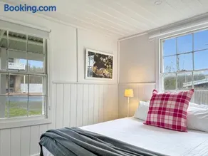 Cara Cottage on the Lake with Fireplace - Image 3