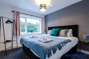 Open Plan - 3 Bedroom House - Garden and Outdoor Seating - Driveway Parking - Short Drive to City Centre - Image 2