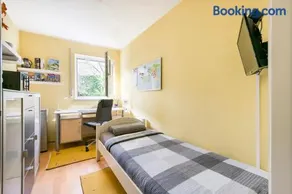 7 min to Oktoberfest!! Subway U3 100m, southside singleroom own SHOWER, WC ! free WIFI ,TV, dishes, fridge, oven, waterheater, microwave, coffee, bike, next to river and park,many restaurants and supermarkets around 200m, nonsmoker ! self check in -simply - Image 1