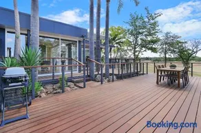 Ebden Lake House- Laid-back Luxury with Lake Views - Image 5