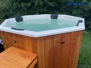 Charming house with hot tub - Image 1