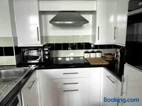 City Mill - Next to Town Centre Shopping and Restaurants - Free Parking - Image 2