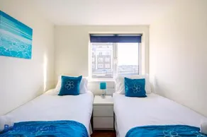 2BR Apartment with Balcony on Brighton Marina - Image 4