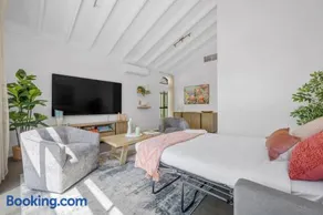 Spacious Family Getaway in West Leederville - Image 2