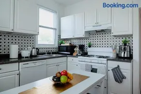 Spacious 3BR Near NYC and MetLife with 5 Beds and 2 Parking - Image 2