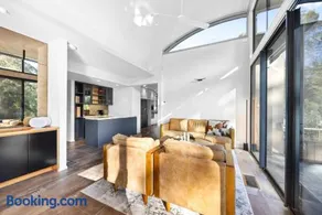 Riverfront Alpine Retreat - Mt Buller Gateway - Sleeps 10 - Image 4