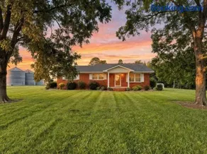 Secluded Farmhouse Retreat - Groups & Pets Okay! - Image 1