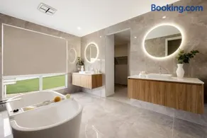 Mooloolaba Family 5 Bedroom Haven - Image 4