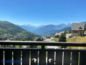 Plein sud, grande pièce de vie, vue imprenable sur les montagnes et parking couvert privé - Image 2