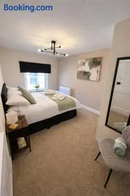 Charming 3 Bedroom High St Apartment - Image 3