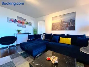 Modern Lakeview Apartment - Image 3