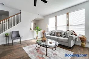 Fabulous & Stylish 4BR w Pool Table and Space to Chill - Image 2