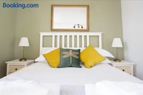 The Dale Manor - Image 5