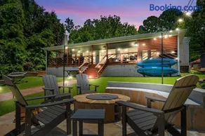 Steps to the Lake, Game Room & More! Sleeps 9 - Image 2