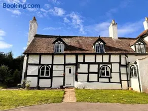 Stylish Tudor Cottage & Hot Tub - Image 1