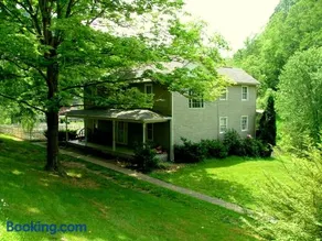 Hollyberry Inn at Heritage Farm - Image 1