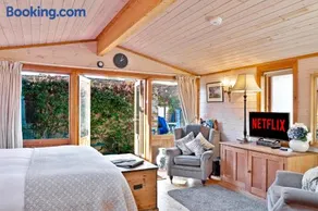 The Lodge - Luxury Lodge with Super King Size Bed, Kitchen & Shower Room - Image 3