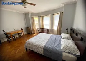 Spacious Bedroom in a Brooklyn House Shared with Host - Image 3