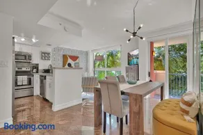 Treetop Retreat Cozy 2 Bedroom in Grove - Image 1