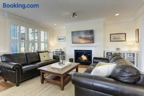 This thoughtfully styled home overlooks the Bay and is perfect for your Annapolis escape - Image 2