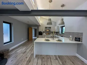 The Hideaway - Luxury Country Retreat - Image 2