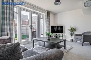 Spacious 3 Bed House With 2 Bathrooms & Parking - Image 1