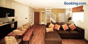 Sleeps 4 - Town Centre - Very High End Renovation - Private Garden - Close to Train Station - Fast Wifi - Image 3