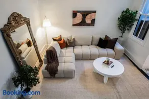 Bondi Junction 4BR 2B Family Home Secure Parking - Image 1