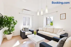 APARTMENT MARCELA SUTIVAN - large two-bedroom apartment with two bathrooms - excellent location right by the town center and the beach - parking space provided - panoramic view of the sea and the town - Image 1