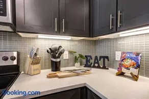 Lux Modern Art Apartment Near Eateries and Theater by RGS - Image 2