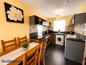 Beautiful 4-Bed Home near Derby City Centre - Free Parking - Image 2