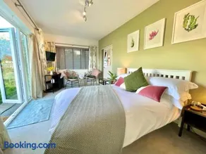 Beautiful Garden Room with Private Entrance - Image 1