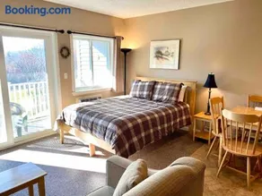 Studio with River View, Pool and Hot Tub near Loon Mountain - Image 1