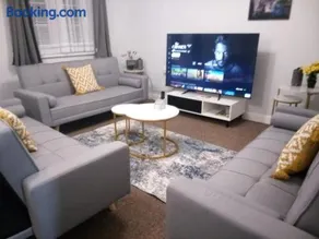 Cosy & Spacious 4 Bedroom House with Free Parking in Birmingham - Image 3