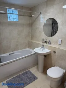 Sleeps 6, First floor, Parking, Beautiful Market Town, Hafren, Clywedog, Llani - Image 3