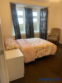4 Bedroom house Heathrow - Image 4