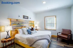 Enchantment Lodges - 5 min walk to downtown - Image 5