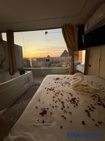 Luxury middle east pyramids veiw &jacuzzi - Image 2