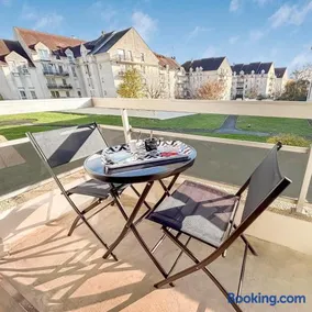Studio Wi-Fi et balcon, très bien situé - Image 1