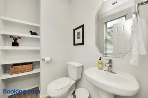 Modern Cozy Home in Houston Galleria and NRG 4BR 4BA - Image 3