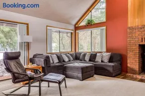 Beautiful golf-course-view home with pool & tennis access private hot tub & W&D - Image 2