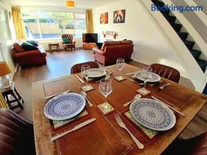 House near moors, 10 minutes walk to high street - Image 4