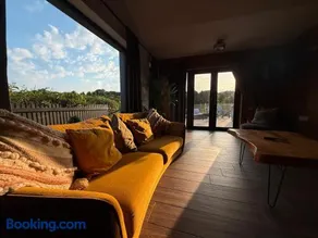 Waters Edge Spa - Image 1